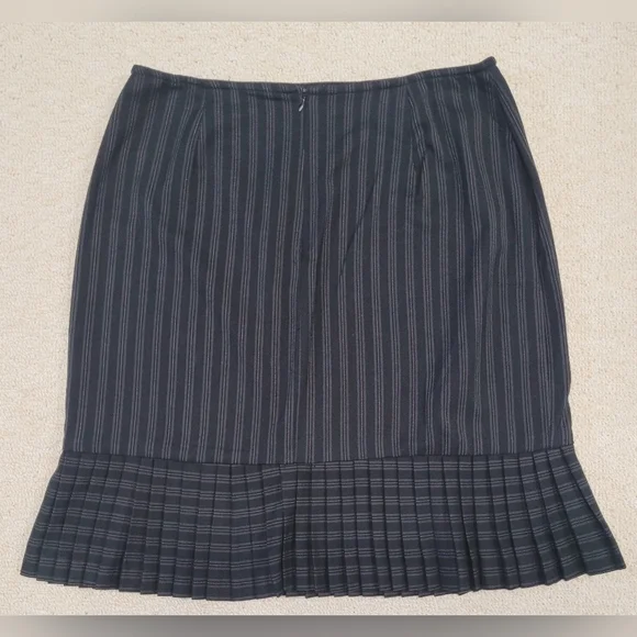Briggs 10 Business Office Black Pinstripe Skirt Pleated Bottom Excellent Cond - Picture 2 of 3